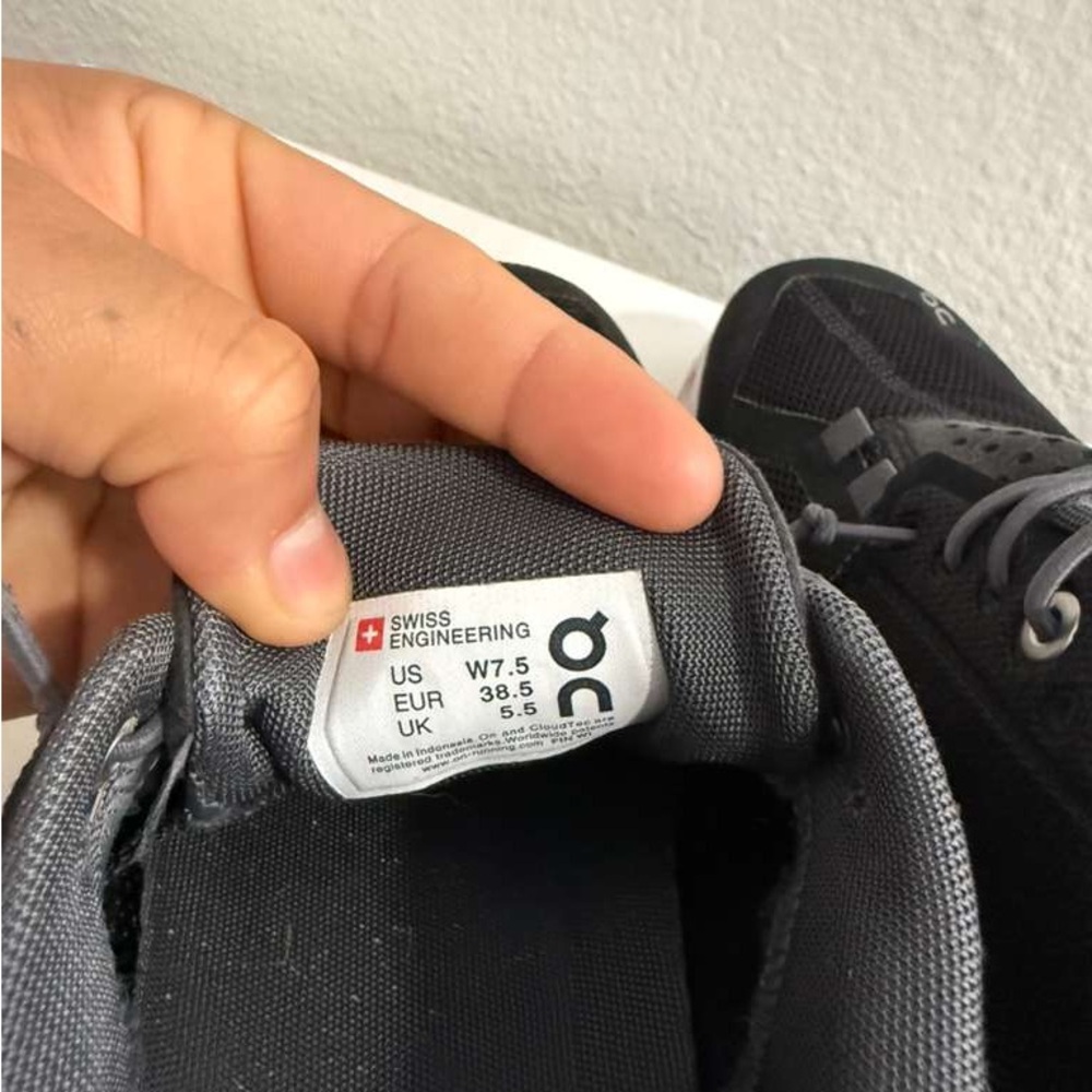 On Running cloud 5 women’s Black and White Athletic Shoes - Picture 10 of 10